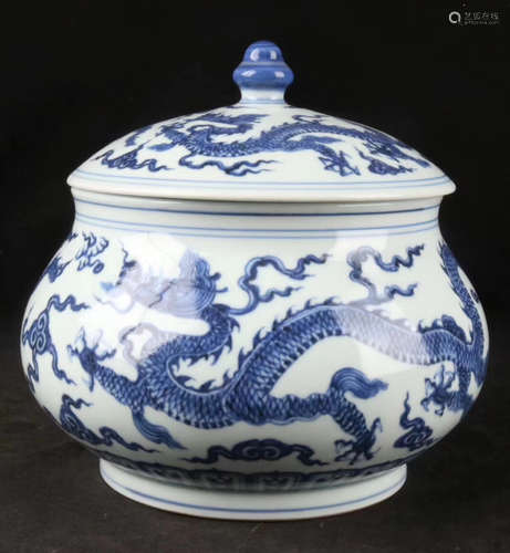 A BLUE&WHITE DRAGON PATTERN COVERED POT