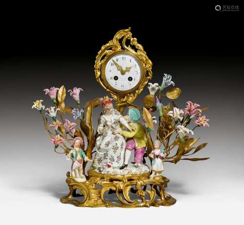 MANTEL CLOCK WITH PORCELAIN ORNAMENTS AND FIGURES,