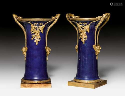 PAIR OF VASES 