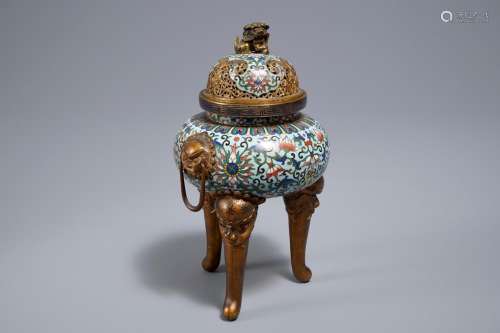 A Chinese cloisonné tripod incense burner and cover, 19/20th C.