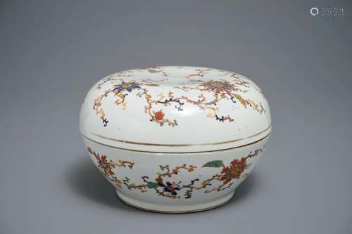 A Chinese famille rose box and cover with floral design, Zhou Shunxing mark, 19/20th C.