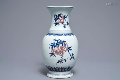 A Chinese blue, white and underglaze red 'sanduo' vase, 19/20th C.