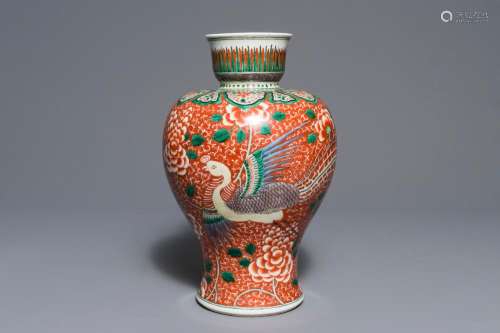A Chinese famille verte coral-ground vase with phoenixes, 19/20th C.