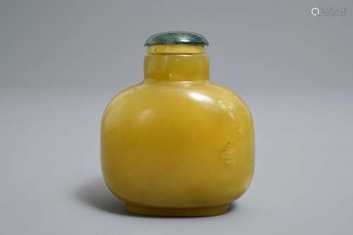 A Chinese yellow jade snuff bottle, 18th C.