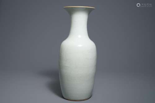 A Chinese blanc de Chine vase with incised underglaze design, 19th C.