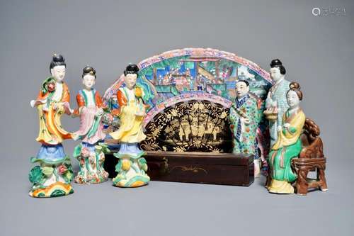 A Chinese paper and lacquer fan with box and six famille rose and verte figures, 19/20th C.