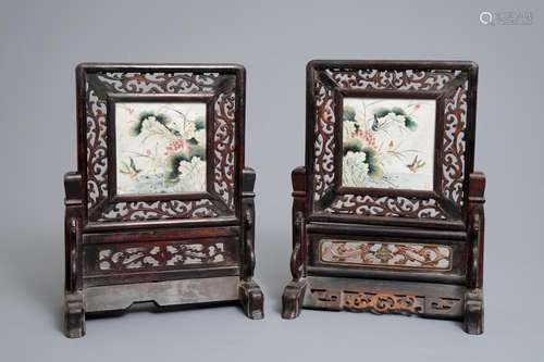 A pair of Chinese qianjiang cai wooden table screens, Shen De Tang Zhi marks, 19/20th C.