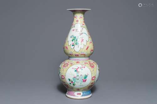 A Chinese famille rose double gourd vase with floral design, 19th C.