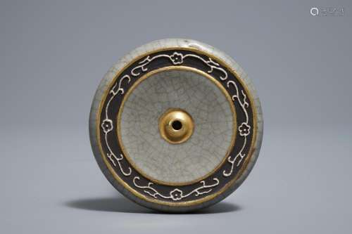 A Chinese crackle glazed round scroll weight, Qianlong mark, 19/20th C.