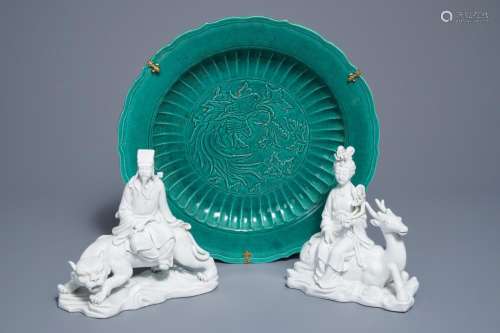 A pair of Chinese blanc de Chine groups and a monochrome green 'phoenix' charger, 19/20th C.