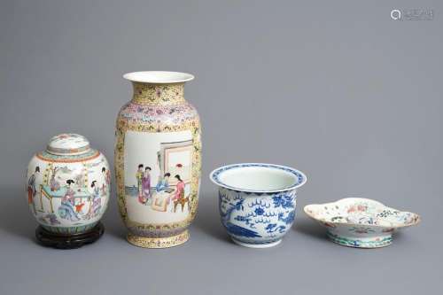 Four pieces of Chinese famille rose and blue and white porcelain, 19/20th C.