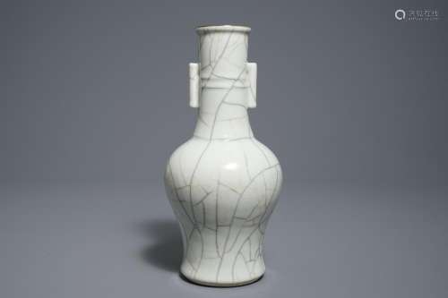 A Chinese ge-type crackle glazed 'touhu' arrow vase, 18th C.