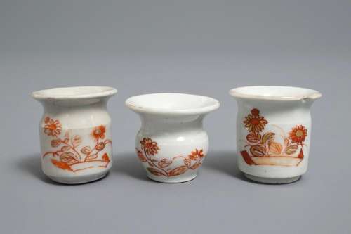 Two Japanese imari miniature albarello ointment jars and a cuspidor, Edo, 18th C.