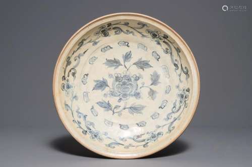 A Vietnamese blue and white 'lotus' dish, 15/16th C.