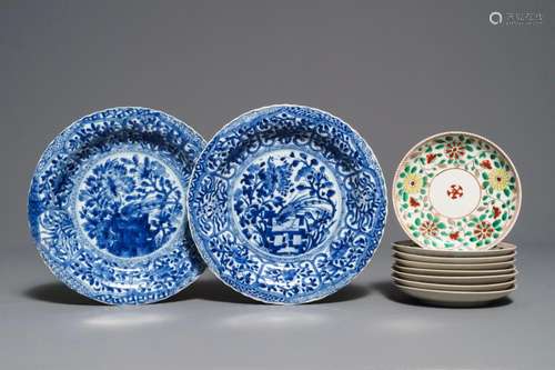 A pair of Chinese blue and white plates and 8 famille verte plates, Kangxi