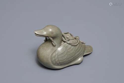 A Korean celadon-glazed duck-shaped water dropper, 19/20th C.