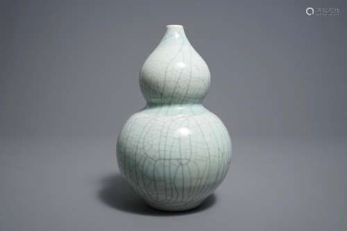 A Chinese ge-type crackle glazed double gourd vase, 19/20th C.