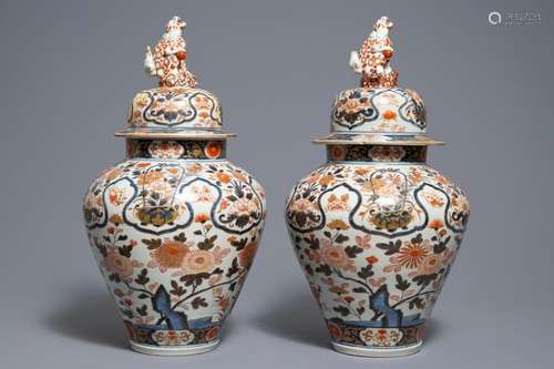 A pair of Japanese Imari vases and covers with floral design, Edo, 17th C.