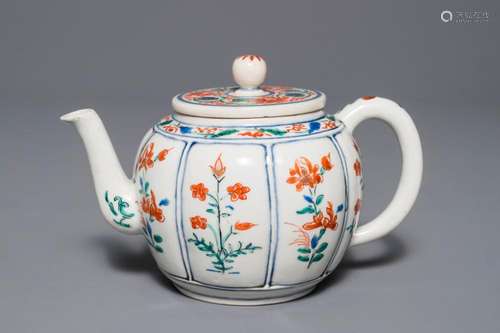 A Japanese Kakiemon teapot and cover, Edo, 17th C.