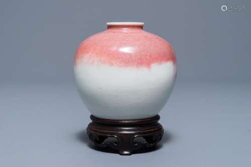 A Chinese peachbloom-glazed globular vase on stand, 19/20th C.