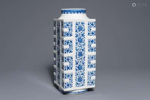 A large Chinese blue and white cong vase with lotus scrolls, 18/19th C.