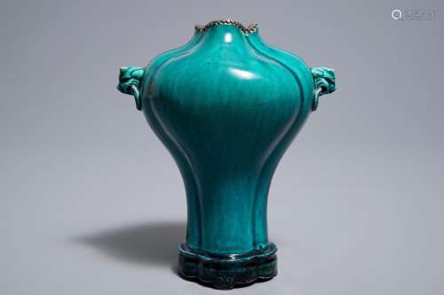 A Chinese monochrome turquoise-glazed vase on stand, 18th C.