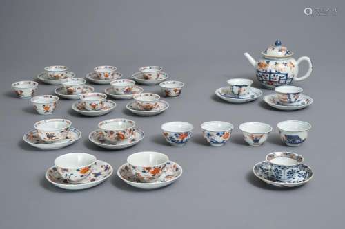 A Chinese Imari-style teapot, 21 cups and 14 saucers, Kangxi/Qianlong