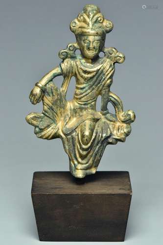 A TANG DYNASTY GILT BRONZE BUDDHA AND STAND