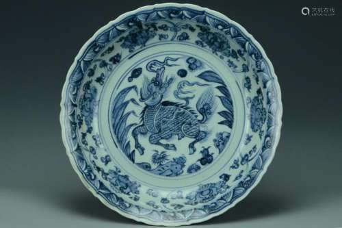 A LARGE MING DYNASTY BLUE AND WHITE BARBED DISH
