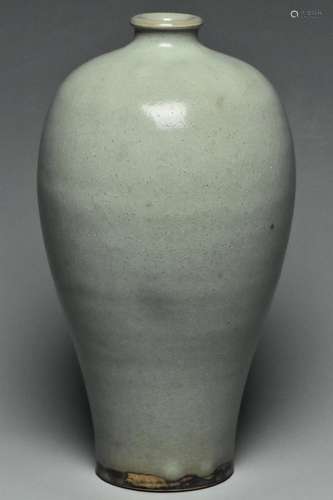 A SONG DYNASTY JUNYAO VASE MEIPING AND BOX