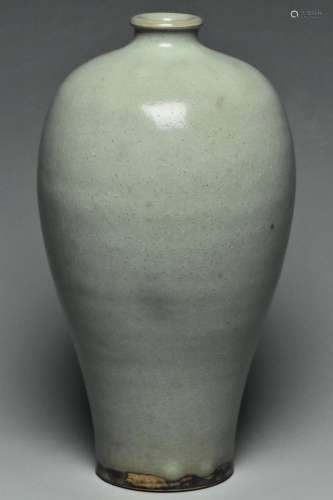 A SONG DYNASTY JUNYAO VASE MEIPING AND BOX