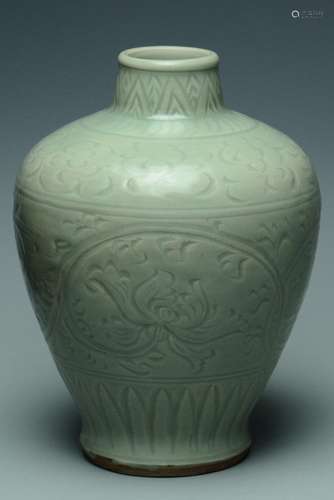 A YUAN DYNASTY LONGQUAN CELADON MEIPING