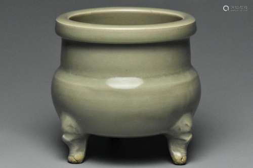 A SONG DYNASTY YAOZHOU TRIPOD CENSER AND BOX