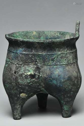 A BRONZE RITUAL FOOD VESSEL LIDING