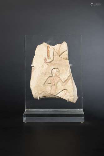 Fragment de bas relief orné de deux hiéroglyphes r...