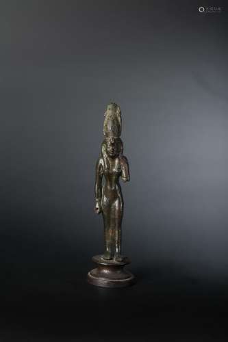 Statuette représentant la déesse Moût debout, vêtu...