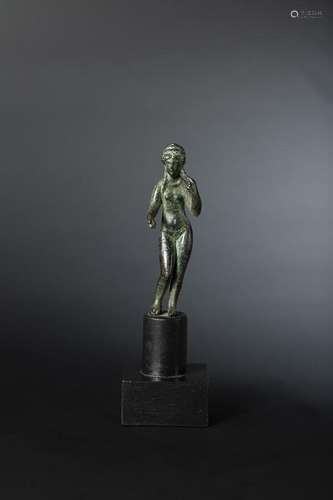 Statuette de Vénus anadyomène tenant une mèche de ...