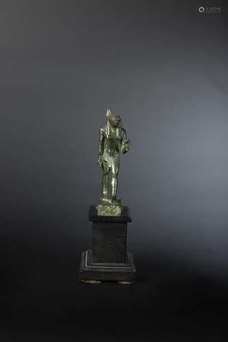 Statuette d Anubis anthropomorphe marchant. Il por...