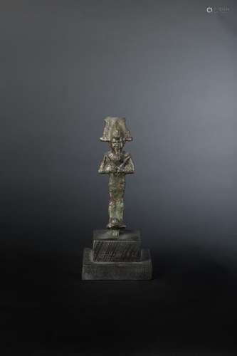 Statuette d Osiris debout portant la couronne Atef...