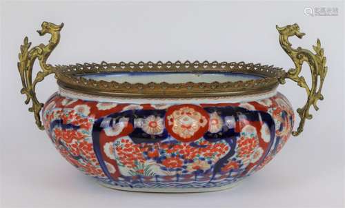 JAPON. Jardinière en porcelaine Imari. Monture e...