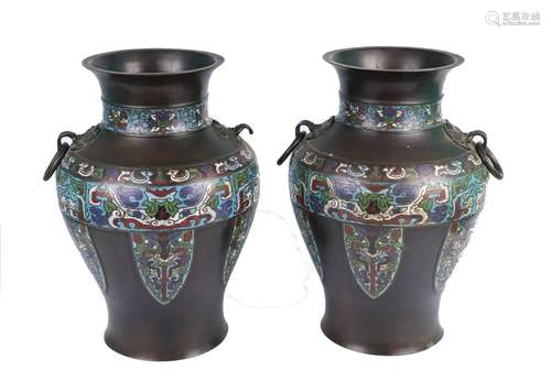 JAPON, époque Meiji. Paire de vases en bronze à p...