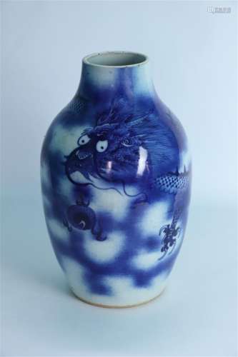 CHINE. Vase en porcelaine à décor en camaïeu bleu...