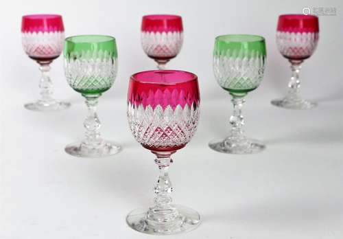 Suite de six verres en cristal de couleur SAINT LO...