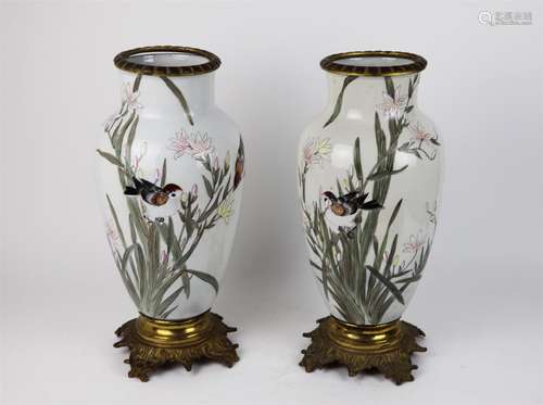 JAPON, époque Meiji. Paire de vases en porcelaine...