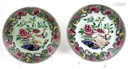 CHINE. Paire d'assiettes en porcelaine à décor d'...