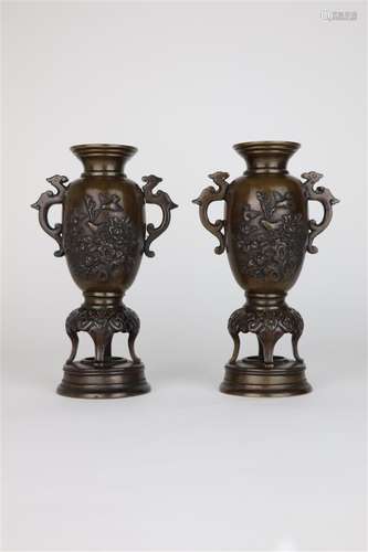 JAPON, époque MEIJI. Paire de vases en bronze à p...