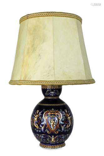 GIEN. Lampe en faïence à décor Renaissance sur fo...