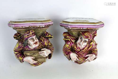 CAPODIMONTE. Paire de consoles d'applique en porc...