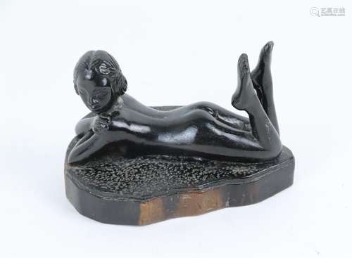 Groupe en bois sculpté figurant une femme nue allo...