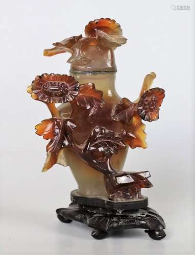 CHINE. Vase couvert en agate. H_16 cm avec socle...